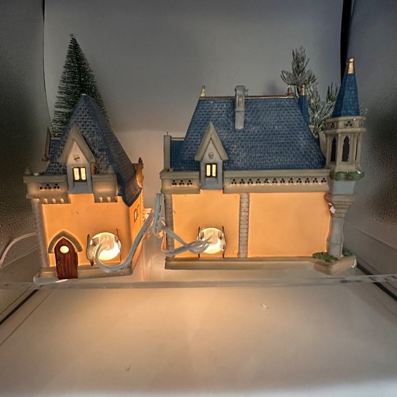 Department 56 Disney Parks Village Series Heritage Village Collection Light Up - Picture 5 of 16